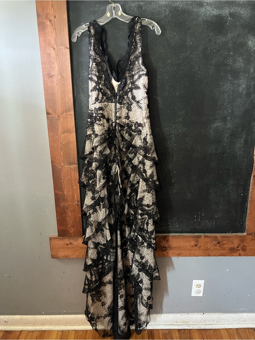 Alice & Olivia Powell Black Lace Tiered Maxi Dress size 8 NWT As Seen on TV - Picture 5 of 9